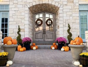 front-porch-halloween-decor